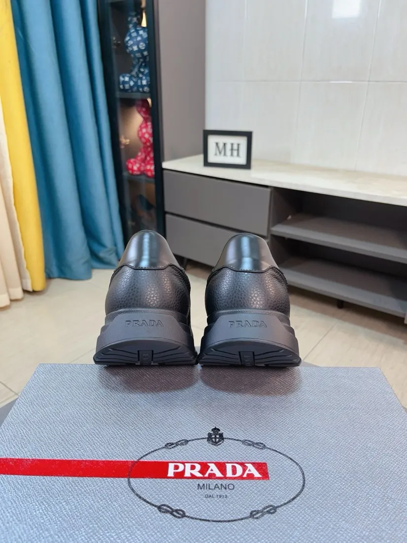 Men's shoes 💰580🌹🌹High-quality new Prada counters are launched simultaneously. The new men's shoes and 😘fabrics are selected from imported mesh and glue-spraying technology. Imported cowhide lining. 👍🏿High-end☄️Open-molded non-slip rubber outsole, exquisite lines, simple and elegant, comfortable and high-end for leisure travel. Code number: 38 to 44